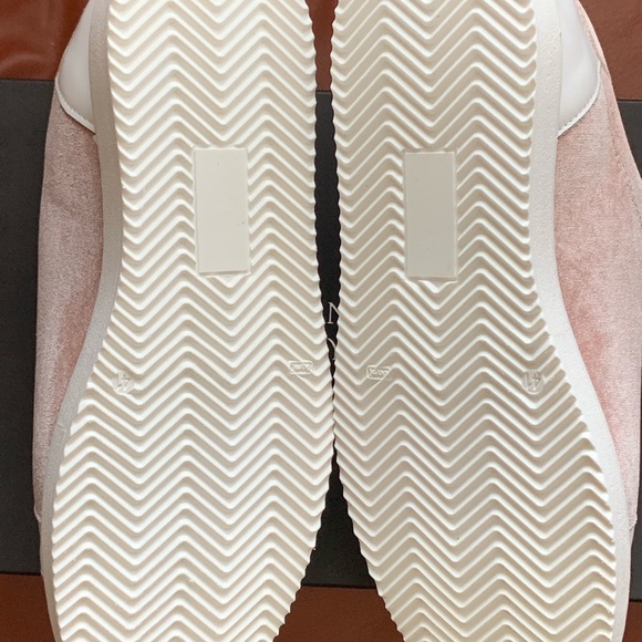 Sneakers(Unisex) - Picture 5 of 7